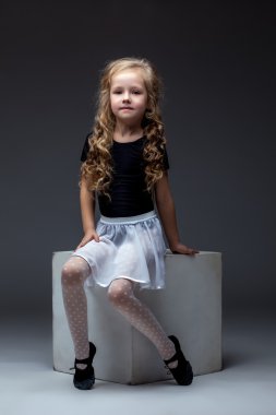 sevimli kıvırcık icracı stüdyoda poz