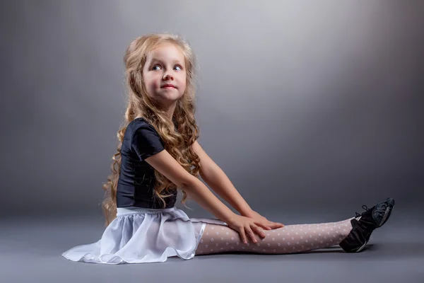 Schattig danser poseren in kostuum voor prestaties — Stockfoto