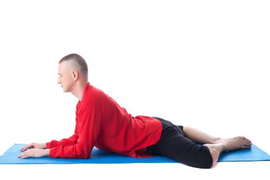 esnek orta yaşlı adam stüdyoda derin derin düşünür.