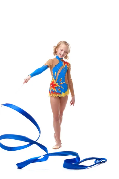Счастливая артистическая гимнастка позирует с лентой — стоковое фото