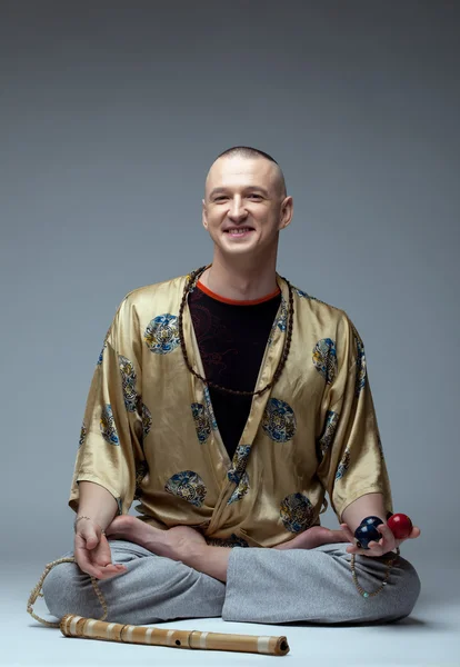 Estudio de hombre sonriente haciendo yoga —  Fotos de Stock