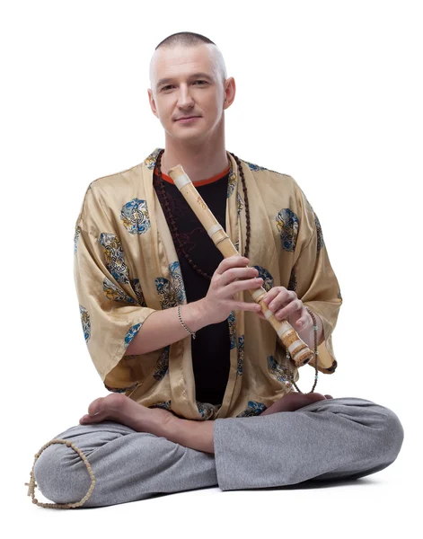 Gurú del yoga tocando la flauta, aislado en blanco — Foto de Stock