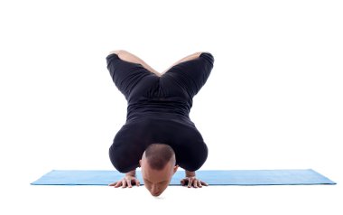 Yoga Studio yapan erkek konsantre