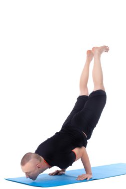 Yoga amut Studio yapan atletik erkek