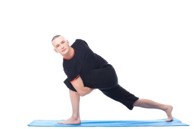 çekici bir adam zor yoga konumda poz