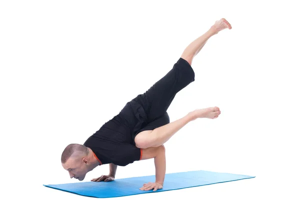 Konzentrierter Yogi macht schwierige Asana im Studio — Stockfoto