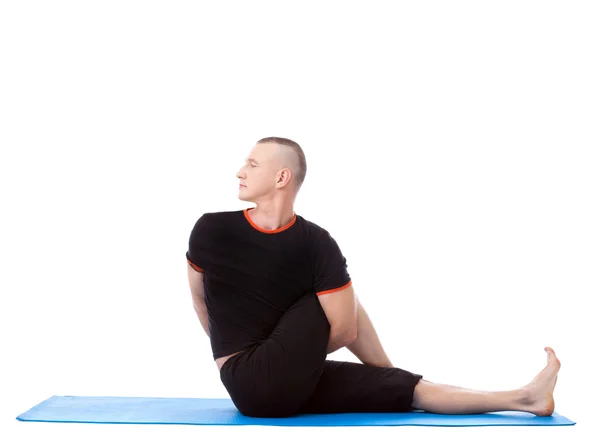 Esnek adam pratik yoga yan görünüm — Stok fotoğraf