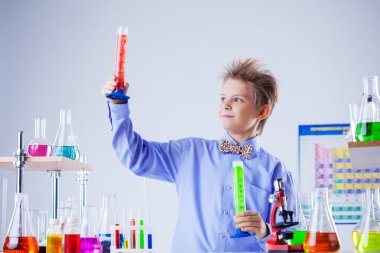 laboratuarda test tüpleri ile poz yakışıklı okullu çocuk