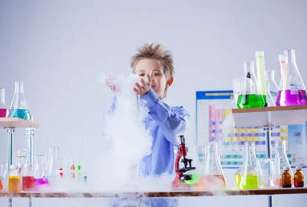 Curious boy watches chemical reaction of reagent — Stock Photo, Image