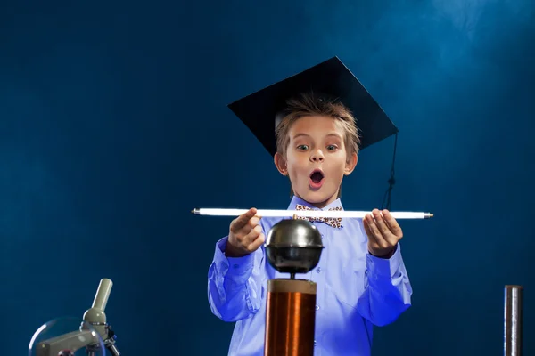 Captura de estudio de pequeño experimentador sorprendido —  Fotos de Stock