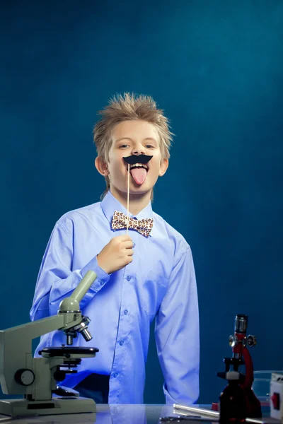 Immagine di un ragazzo divertente che si diverte in laboratorio di chimica — Foto Stock