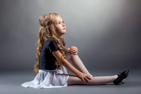 Immagine di una ballerina bionda riccia seduta in studio — Foto Stock