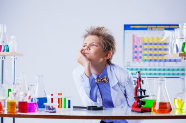 kimyasal ekipmanlar arasında poz dalgın tatlı çocuk