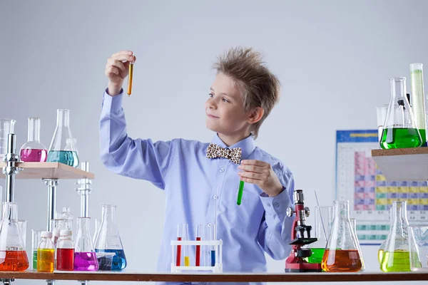 reaktifler, test tüpleri, akıllı okul çocuk bakar