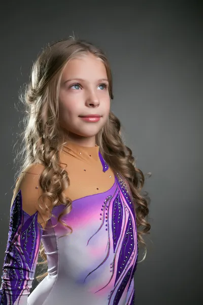 Portret van weinig krullend artistieke gymnaste — Stockfoto