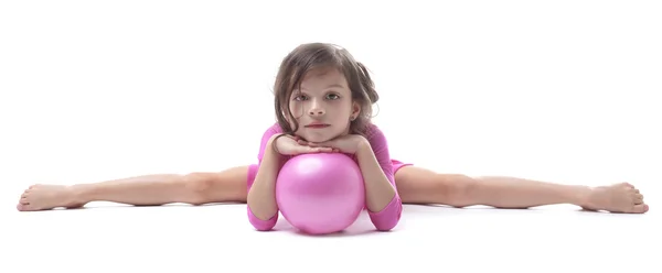 Obrázek roztomilé malé gymnastka dělá rozdělení — Stock fotografie