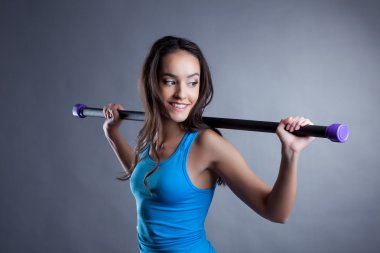 fitbar ile poz gülümseyen güzel esmer