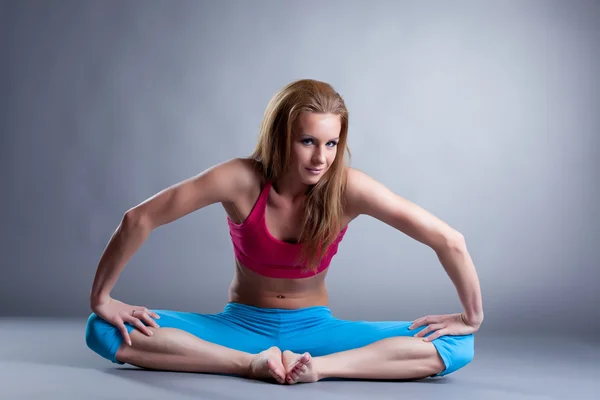 Sorridente donna muscolare che fa esercizi di fitness — Foto Stock