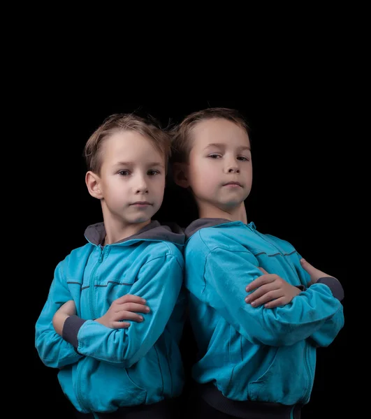 Портрет очаровательных мальчиков-близнецов, изолированных на черном — стоковое фото