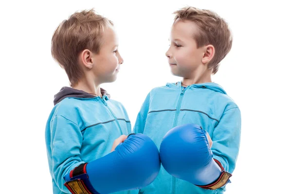 Bonito gêmeo meninos posando olhando uns para os outros — Fotografia de Stock