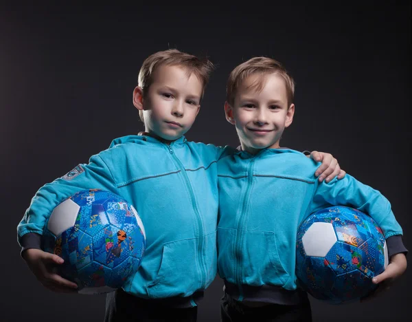 Retrato de gemelos sonrientes posando con pelotas —  Fotos de Stock