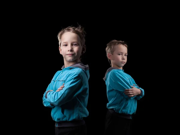Съемка серьезных маленьких братьев-близнецов — стоковое фото