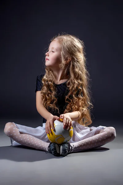 Linda niña de pelo rizado posando con pelota —  Fotos de Stock