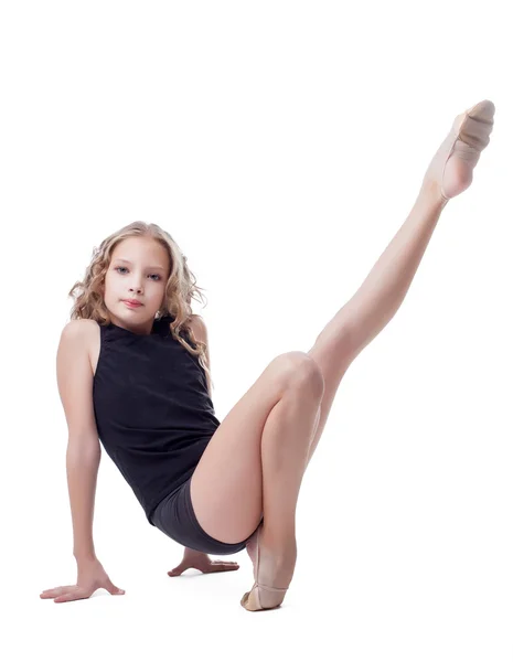 Mignon jeune gymnaste faire des exercices d'étirement — Photo