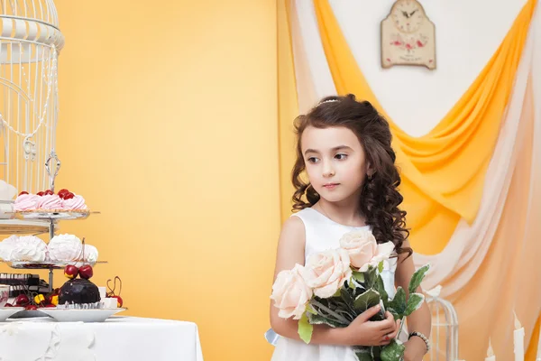 Wistful little lady posing with bouquet of roses — Stock Photo, Image