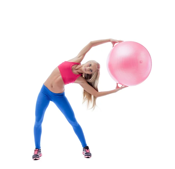 Hermosa mujer delgada haciendo ejercicio con pelota de fitness — Foto de Stock