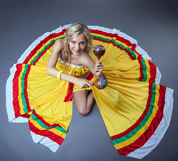 Feliz artista de danza mexicana posando con maracas —  Fotos de Stock