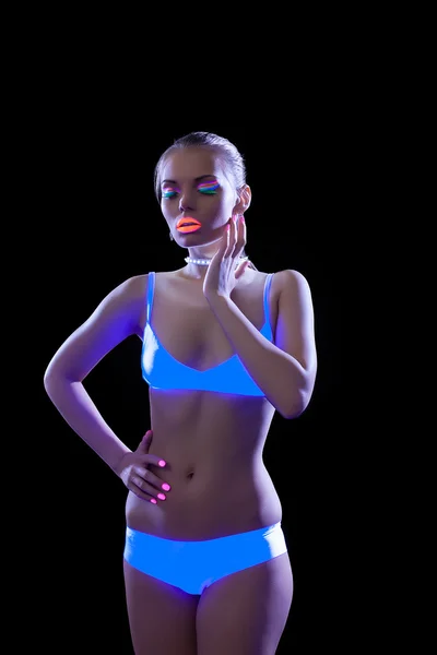Seducente ragazza magra in posa con trucco ultravioletto — Foto Stock
