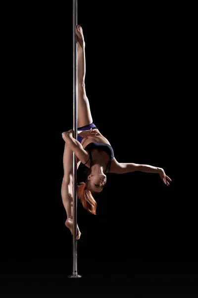 Bailarina de polo flexible posando en split, boca abajo —  Fotos de Stock