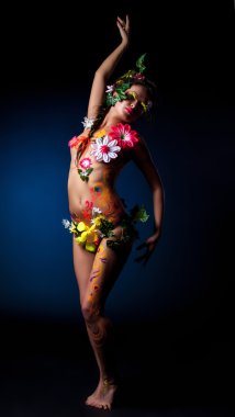 милі дівчата позують з викрійками і квіти на тілі