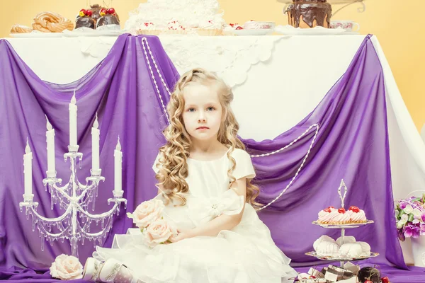 Serious pretty girl posing in festive interior — Stock Photo, Image