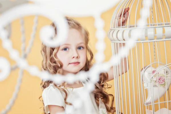 Bild des schönen kleinen Mädchens mit langen lockigen Haaren — Stockfoto