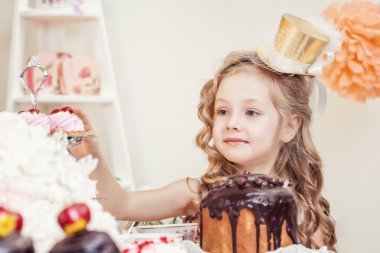 Altın şapkasıyla poz gülümseyen kız