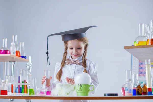 Curiosa colegiala realizando experimento en laboratorio — Foto de Stock