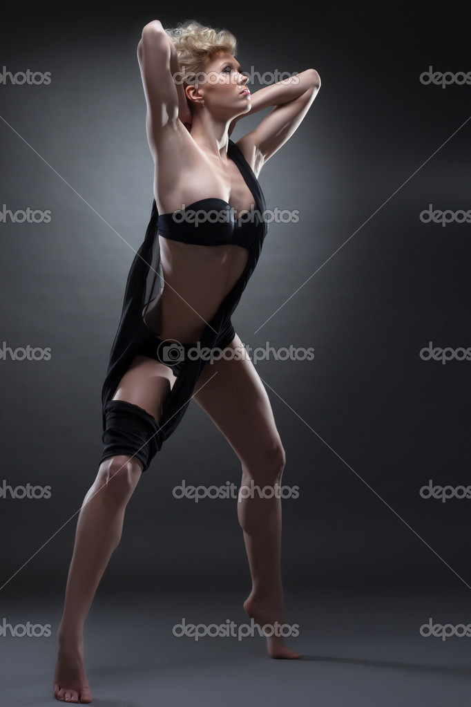 Mujer en ropa interior bailando new arrivals