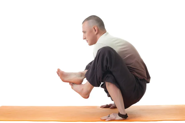 Afbeelding van yoga-instructeur poseren in moeilijk asana — Stockfoto