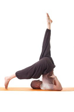 yoga yapan esnek atletik erkek stüdyo çekim