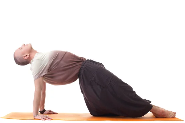 Meditatore uomo che fa yoga in abiti larghi — Foto Stock