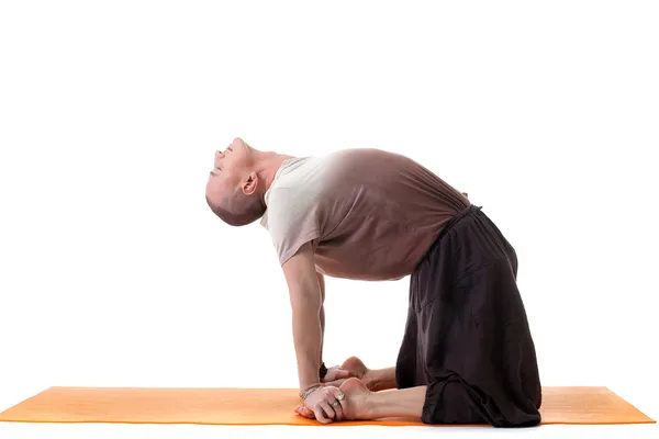 Skott av flexibla muskulös man gör yoga — Stockfoto