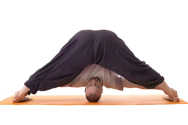 Hombre relajado posando en postura de yoga difícil — Foto de Stock