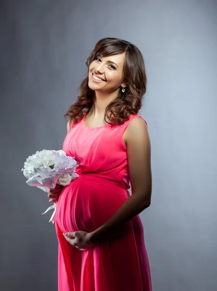 Felice elegante donna incinta sorridente alla macchina fotografica — Foto Stock