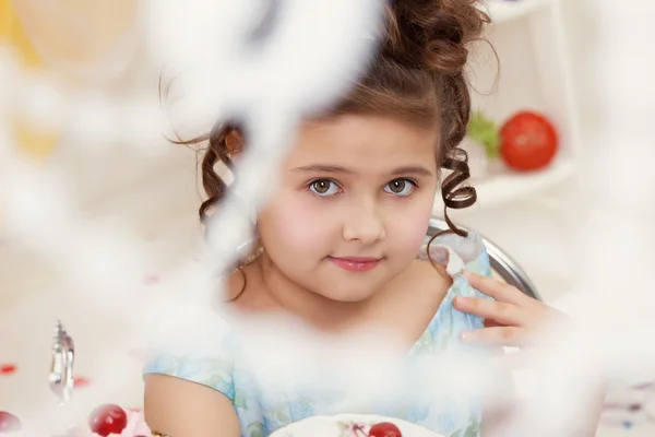 Immagine di elegante ragazza dagli occhi marroni posa davanti alla macchina fotografica — Foto Stock