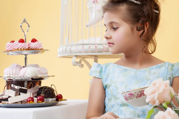 Ritratto di bella ragazza intelligente guardando dolci — Foto Stock