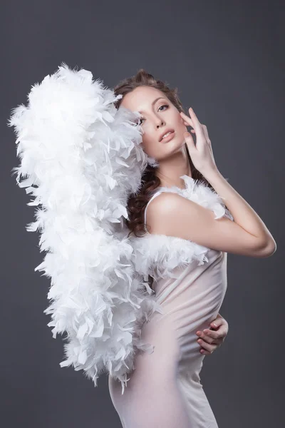 Afbeelding van mooie vrouw poseren met engel vleugels — Stockfoto