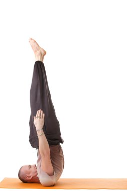 Studio yoga egzersizleri yapıyor atletik erkek