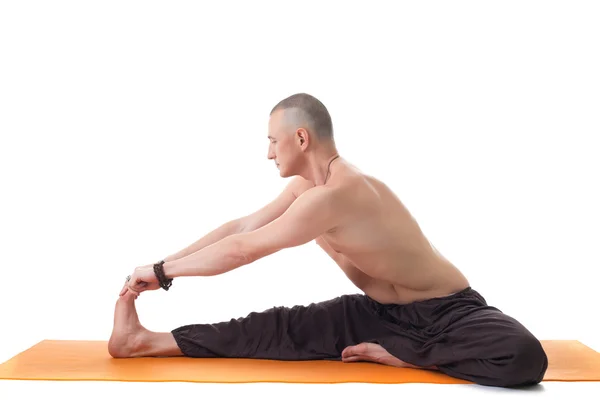 Hombre atlético con torso desnudo practicando yoga — Foto de Stock